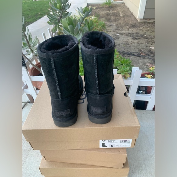 UGG
ITEM:CLASSIC SHORT II
COLOR: Black
SIZE: 6 - Picture 8 of 12